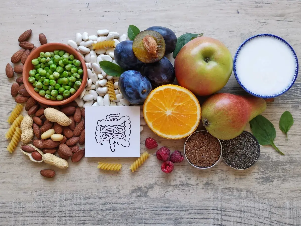 Frutta, verdura, semi e latticini per combattere la stitichezza. Evitare cibi da evitare.