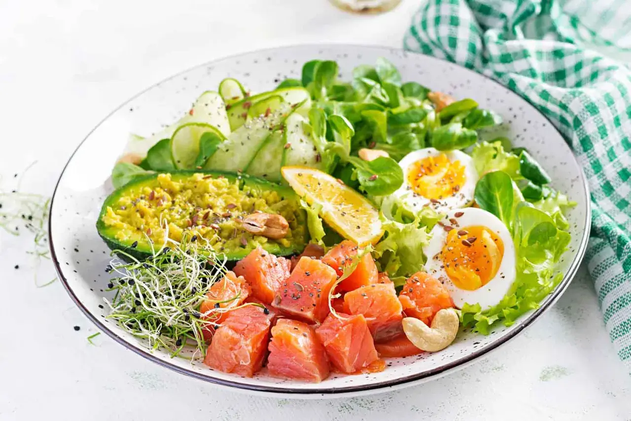 Kolorowa sałatka z łososiem, awokado, jajkiem i warzywami. Idealna na dietę low carb.