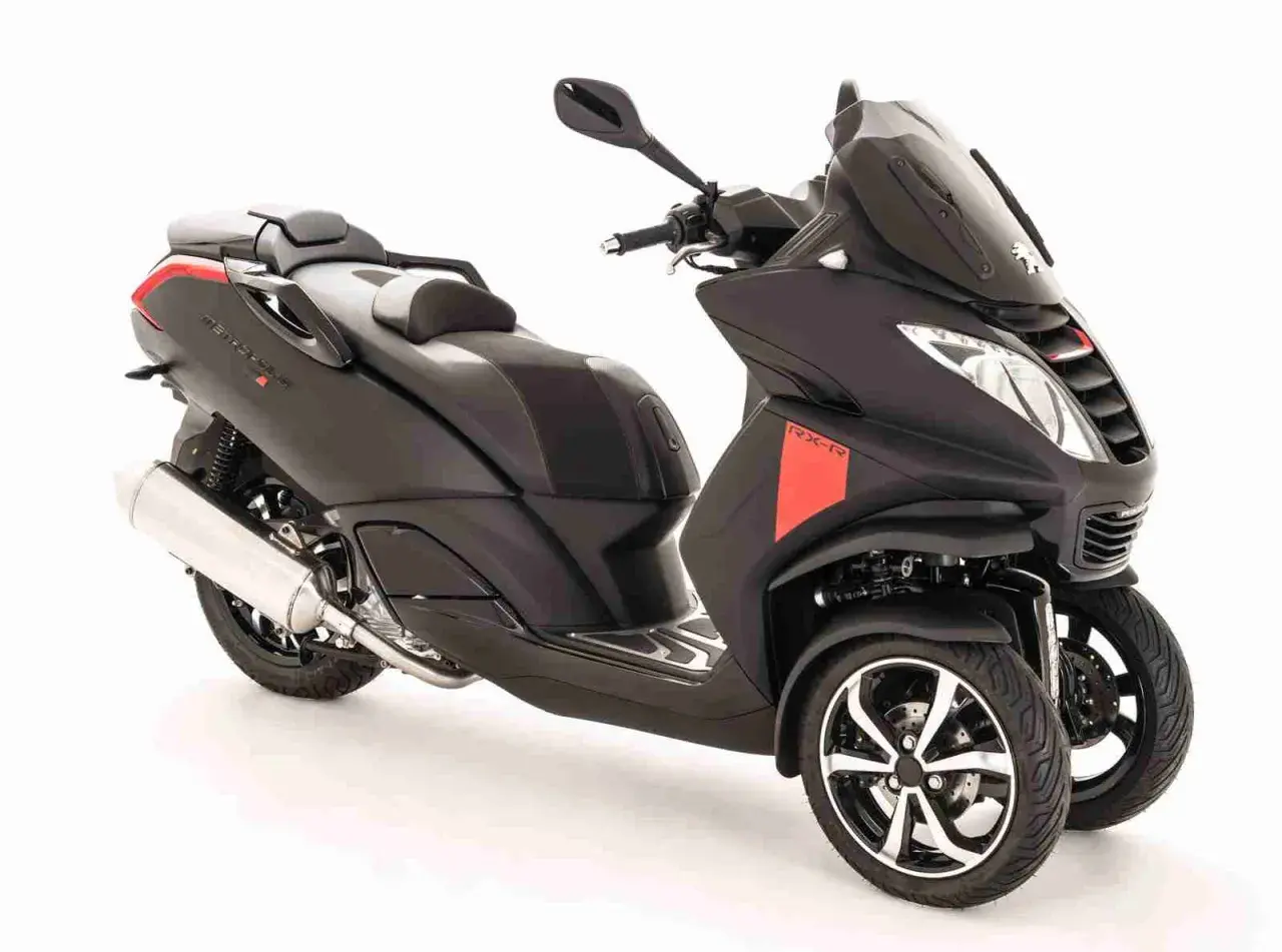 Scooter tres ruedas 2015, negro mate con detalles rojos, diseño deportivo y moderno.
