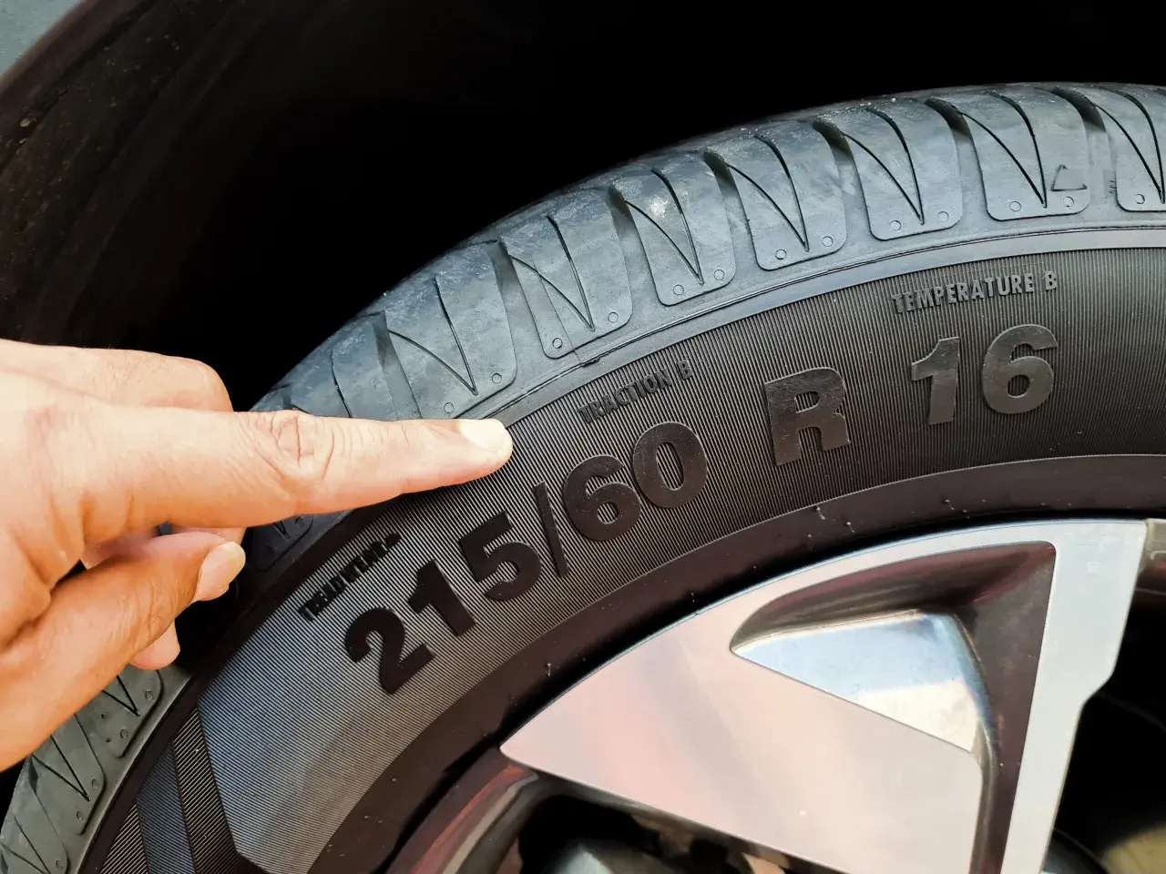Dedo señala el neumático 215/60 R16. Busca el año fabricacion neumaticos para saber su antigüedad.