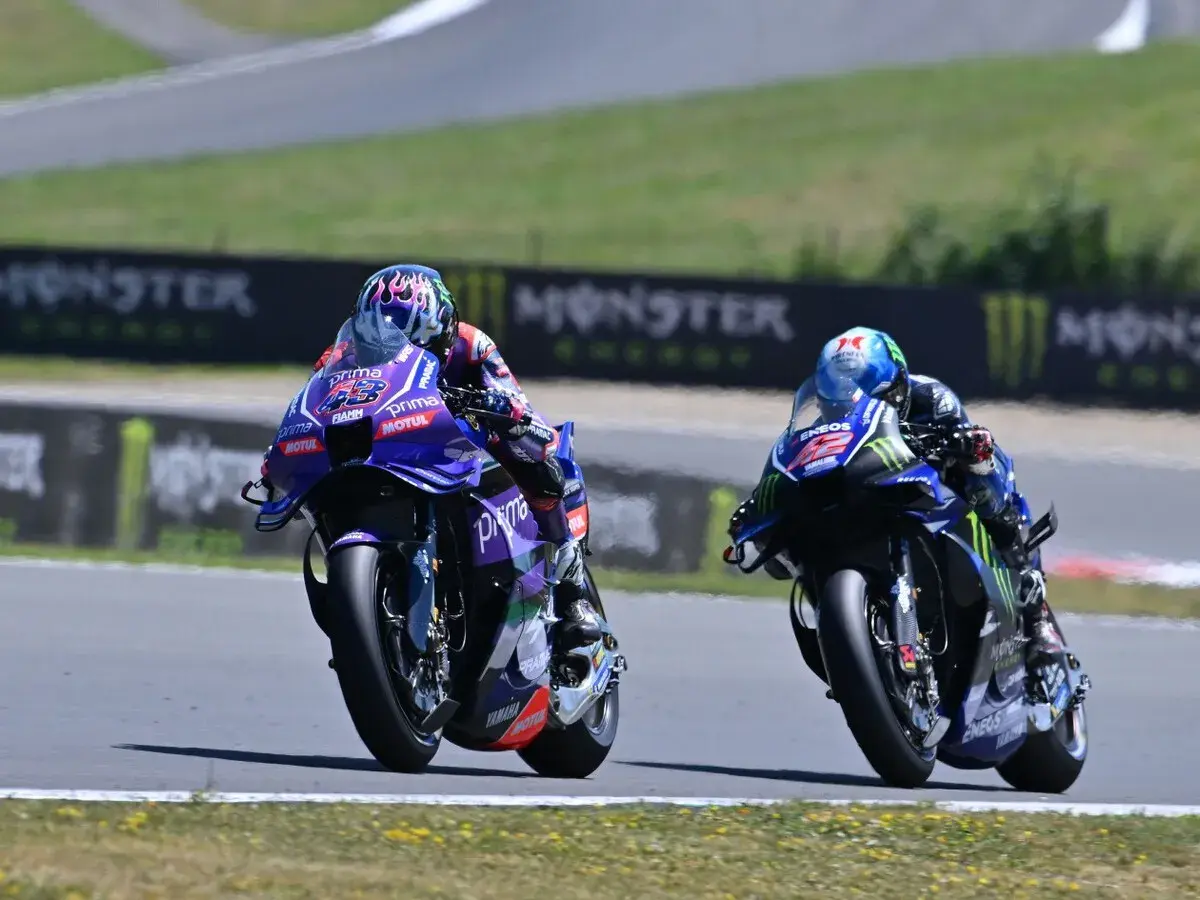 Dos pilotos de MotoGP compiten en el GP Assen, con los horarios de carrera en mente.