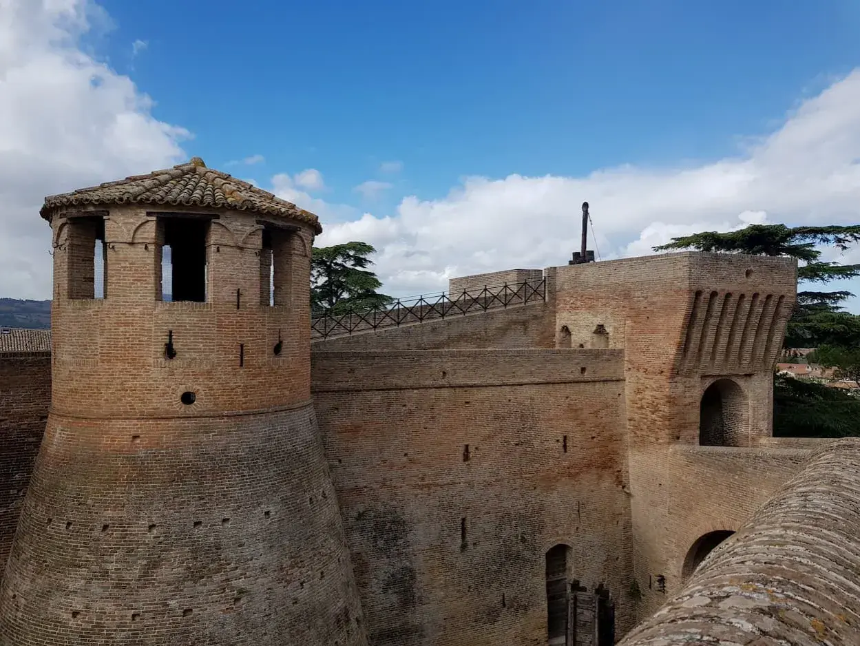 Rocche e torri in mattoni a Mondavio, cosa vedere per un viaggio nella storia.