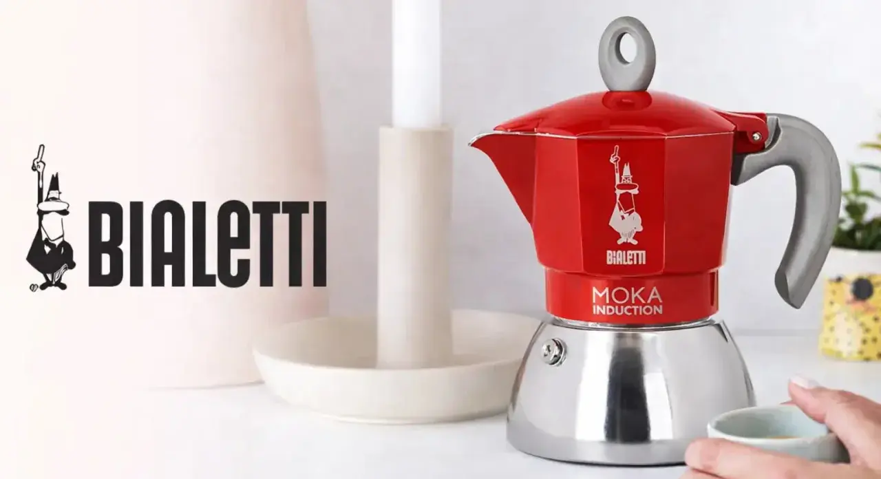 Czerwona kawiarka Bialetti Moka Induction. Dowiedz się, jak używać, by cieszyć się pyszną kawą.