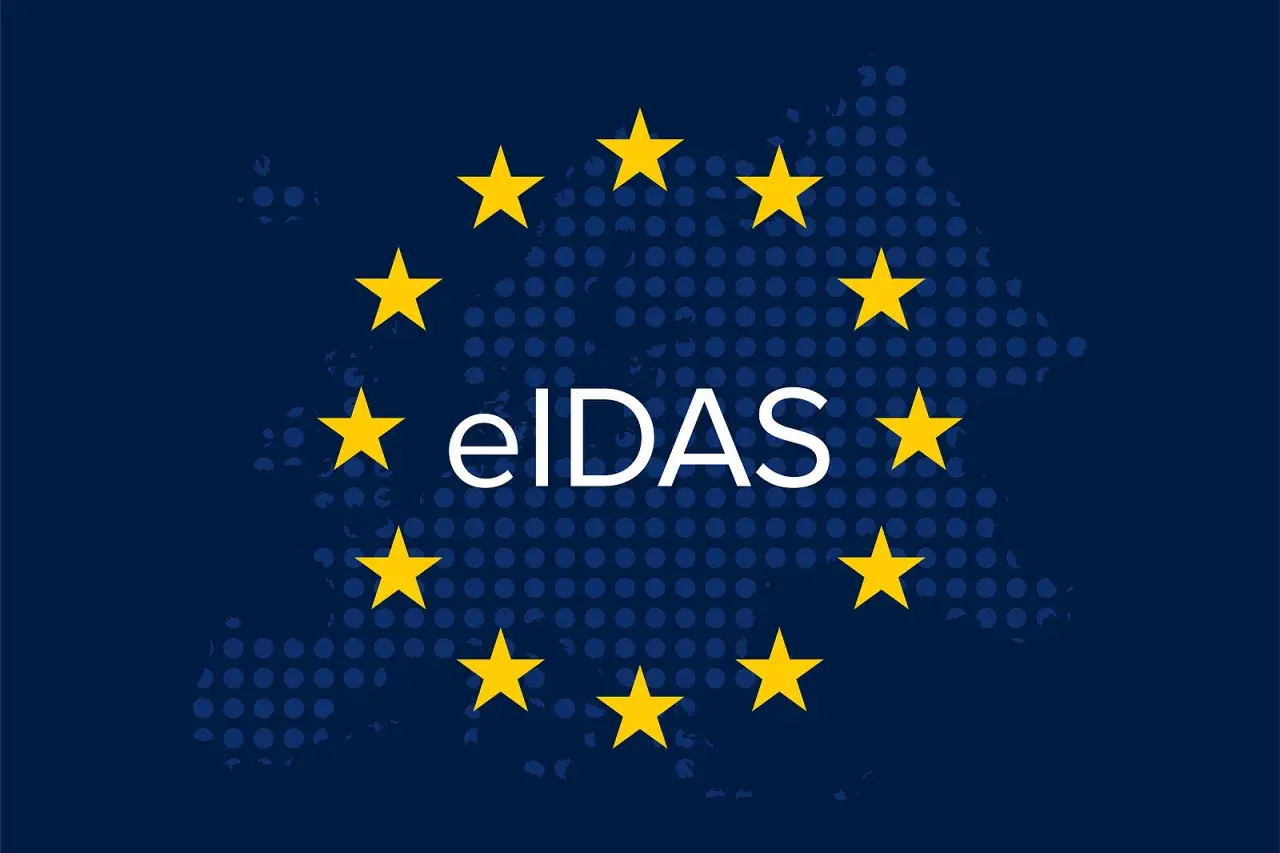 El logo eIDAS, con estrellas amarillas sobre un mapa de Europa punteado, representa la confianza digital y el certificado electrónico.