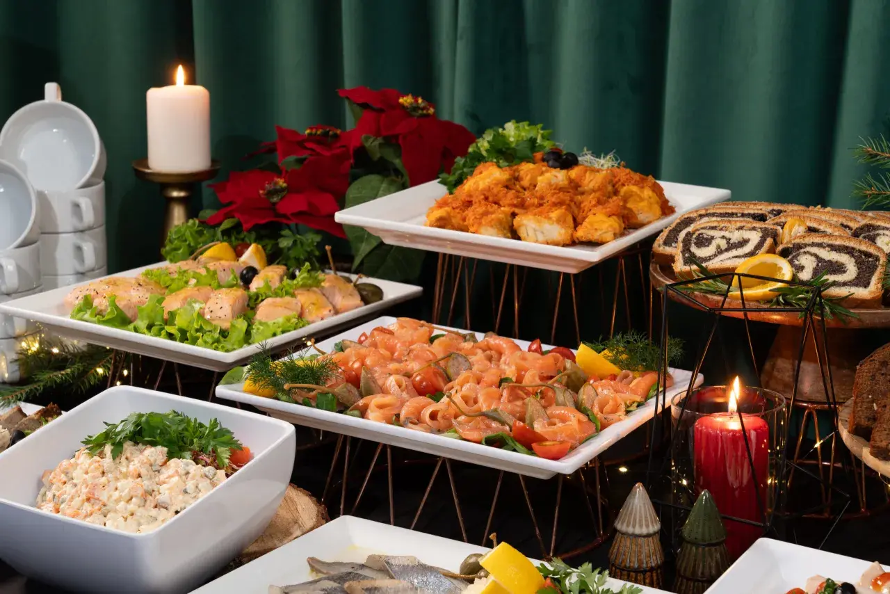 Elegancki catering świąteczny dla firm w Warszawie: łosoś, ryby, makowiec i sałatki.