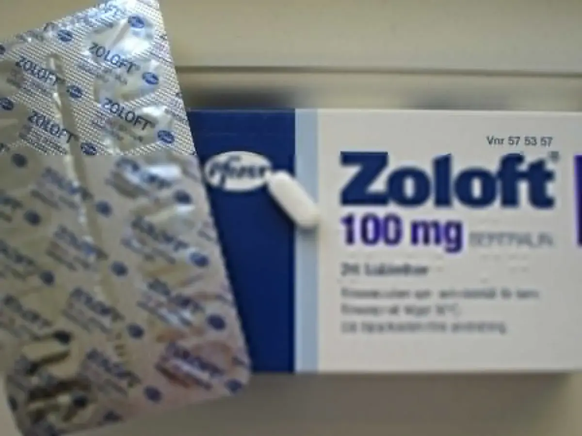 Opakowanie leku Zoloft 100 mg, zawierające 28 tabletek sertraliny. Lek stosowany w leczeniu depresji i zaburzeń lękowych.