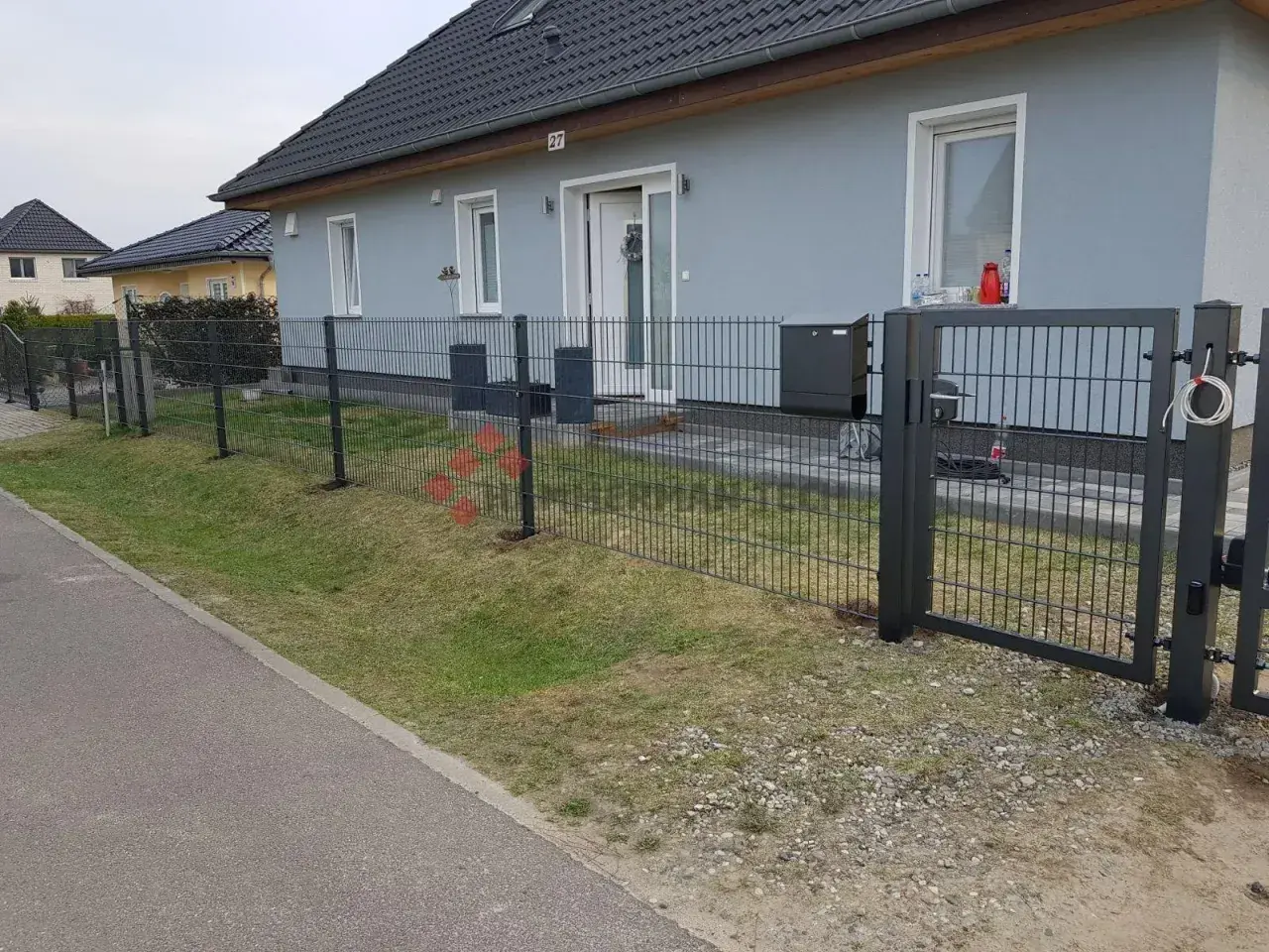 Nowy, nowoczesny ogrodzenie panelowe wokół domu. Dowiedz się, jak zrobić ogrodzenie panelowe, by zabezpieczyć swoją posesję.