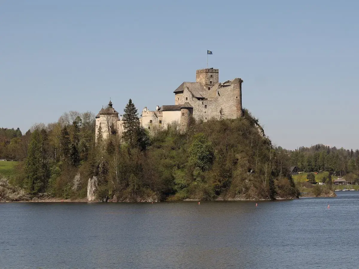 Zamek w Niedzicy, gdzie według legendy ukryto skarb Inków. Majestatyczna warownia na skale nad jeziorem.