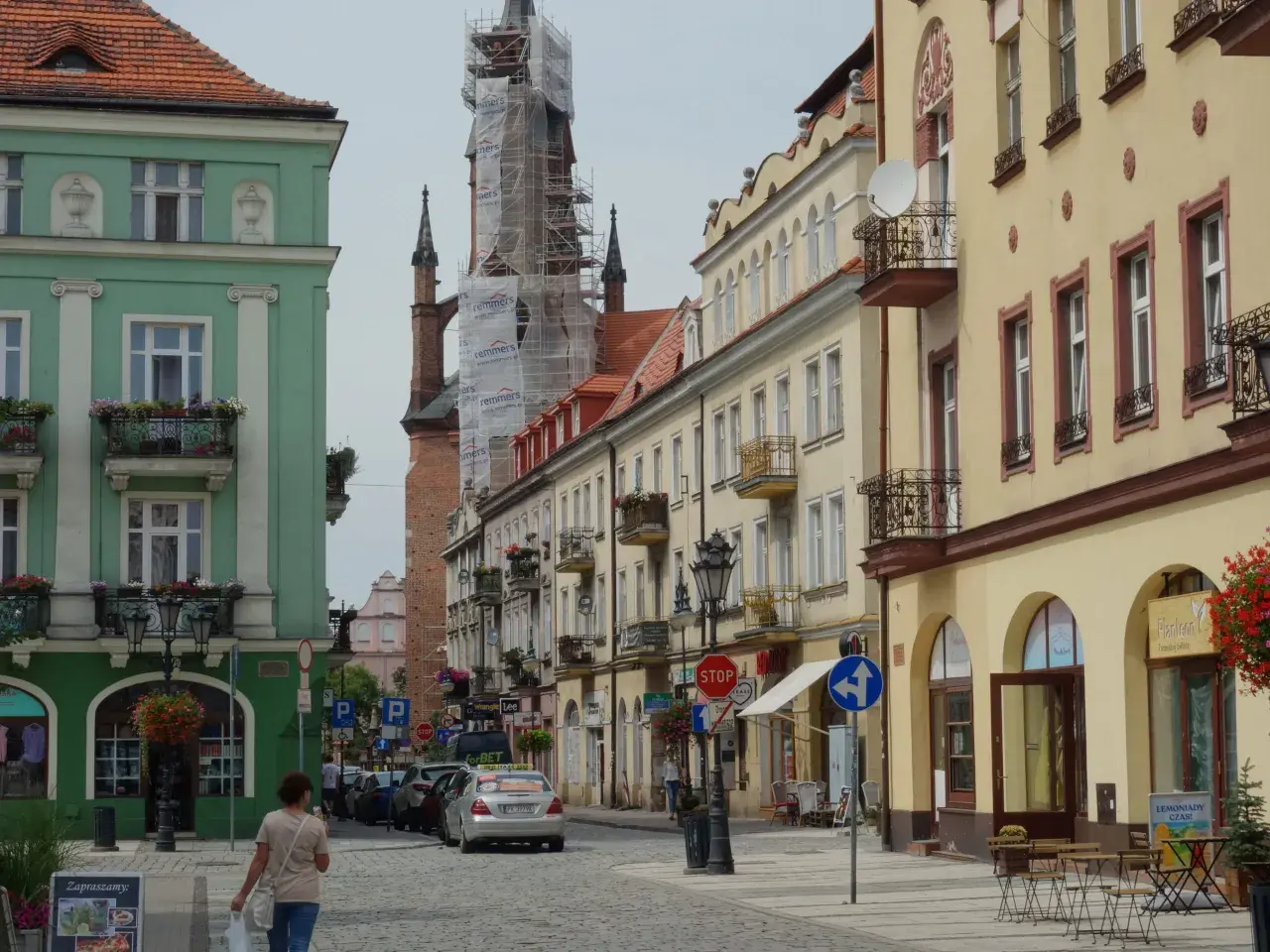 Kolorowe kamienice i wieża w rusztowaniach tworzą urokliwy widok. Kalisz atrakcje czekają na odkrycie!