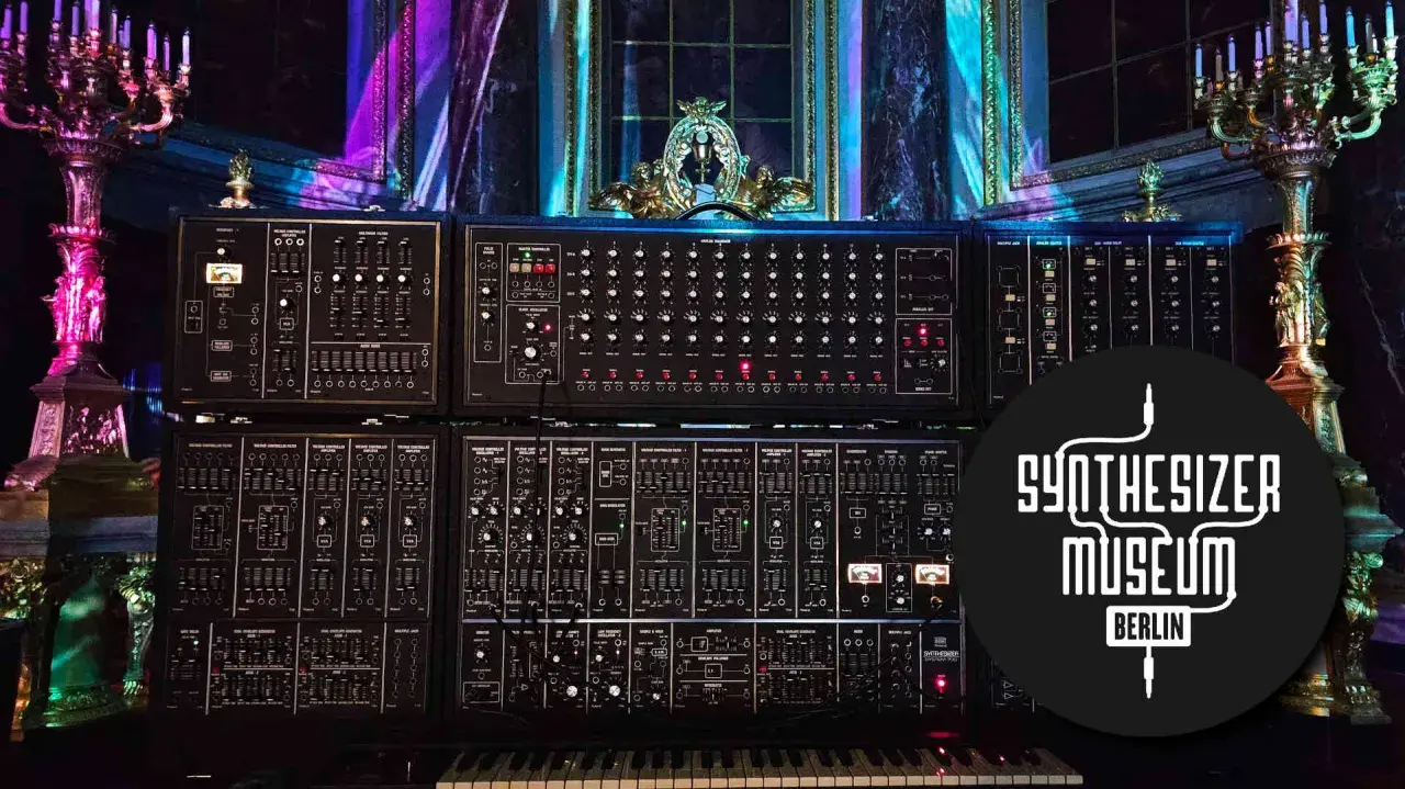 Eine beeindruckende Sammlung von Vintage-Synthesizern im **Synthesizer Museum** Berlin, umgeben von opulenten Kerzenleuchtern und prunkvoller Dekoration.