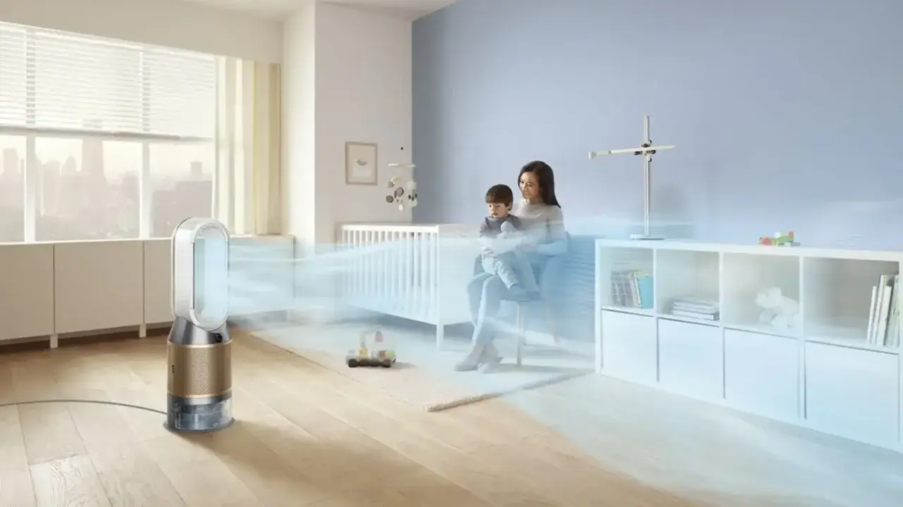 Purificador de aire Dyson creando un ambiente fresco y saludable para un niño y su madre. El aire interior se renueva, asegurando bienestar.