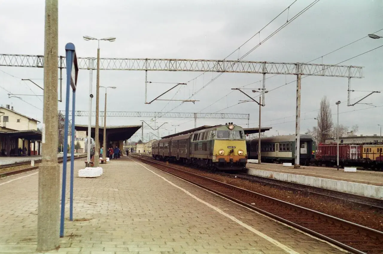 Pociąg PKP na stacji w Laskowicach Pomorskich.