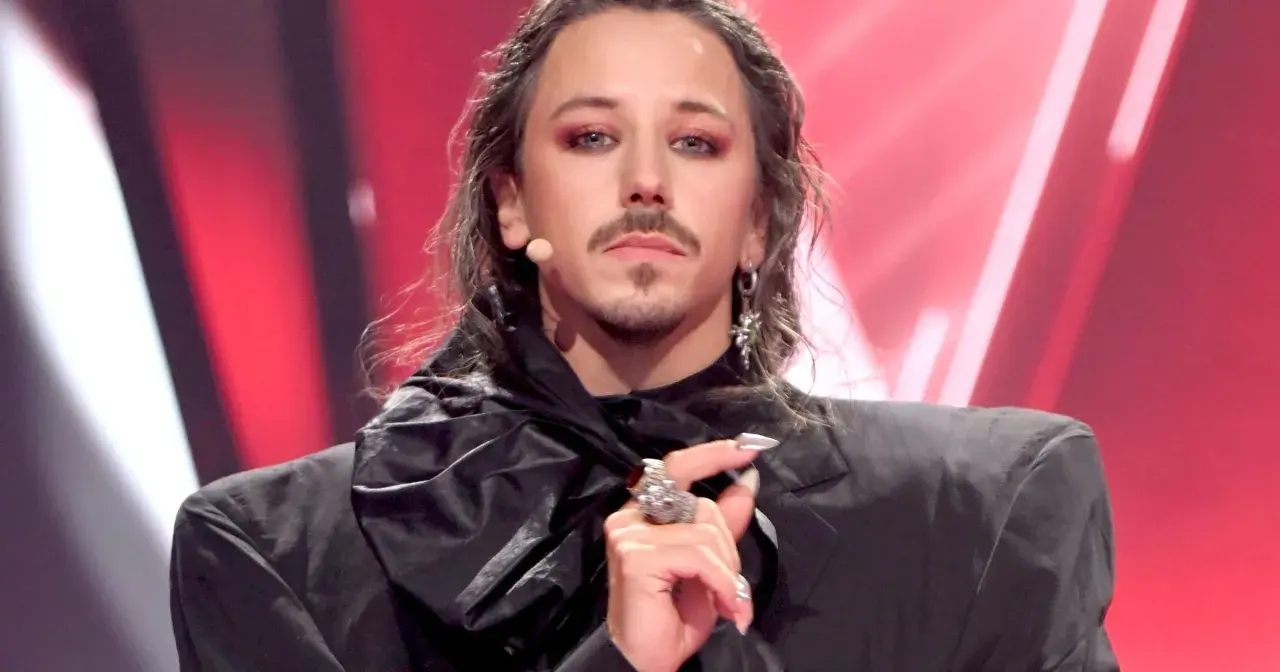 Michał Szpak, artysta o wyrazistym wizerunku, w czarnym stroju i z charakterystycznym makijażem. Czy Michał Szpak jest gejem? Jego styl budzi pytania.