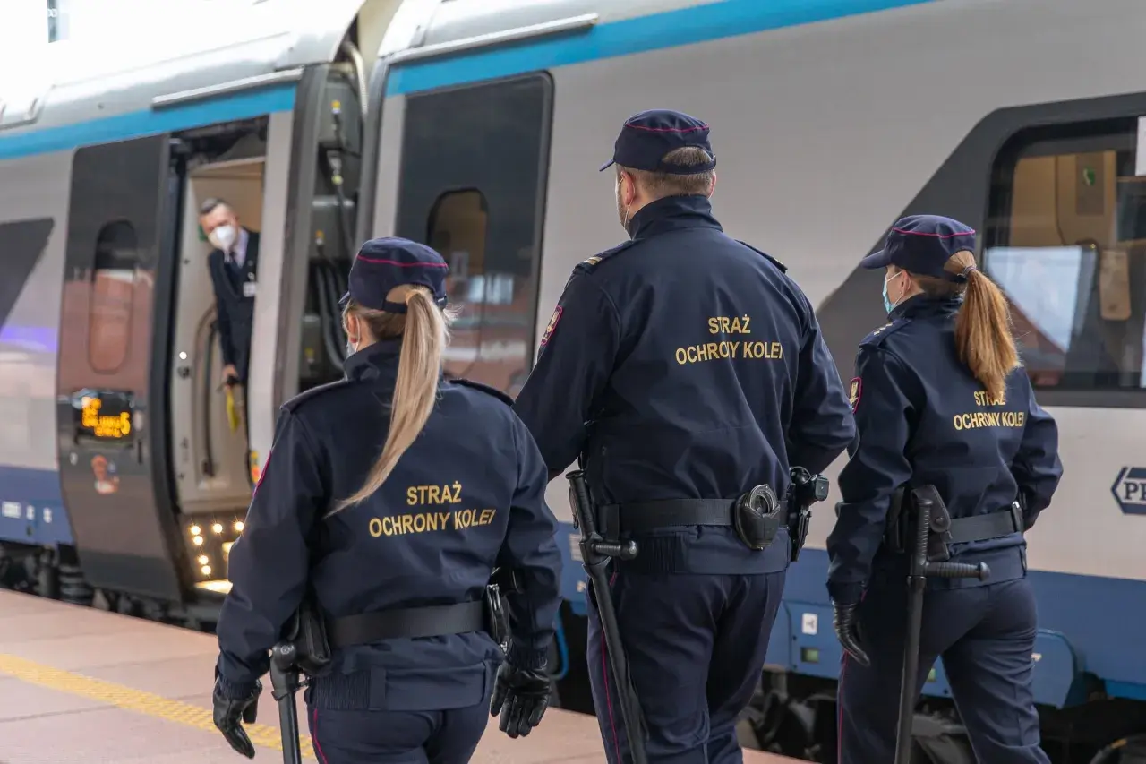 Straż Ochrony Kolei czuwa nad bezpieczeństwem pasażerów. Dowiedz się, jak się dostać do pociągu pod ich okiem.