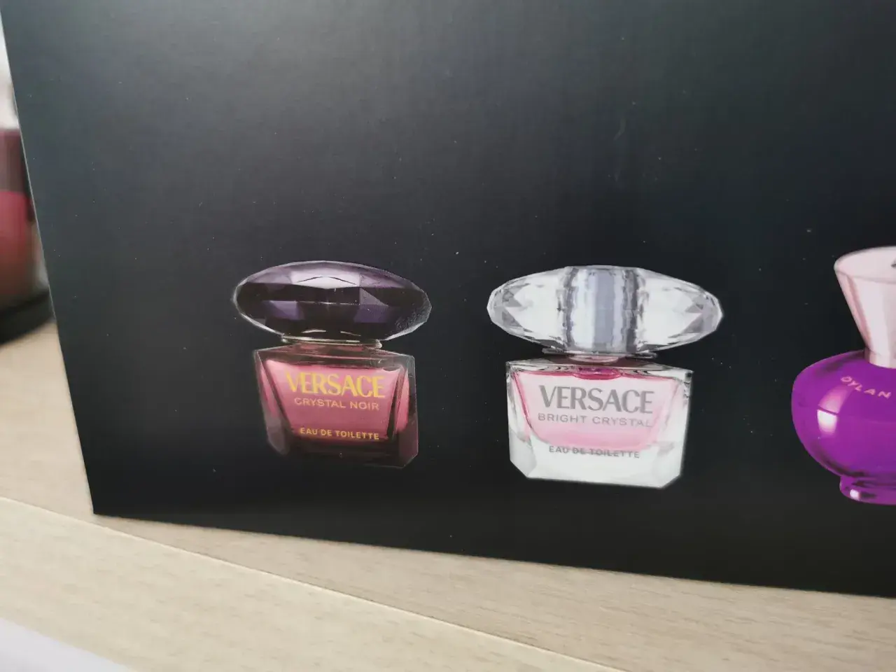 Dwa flakoniki perfum Versace: Crystal Noir i Bright Crystal.