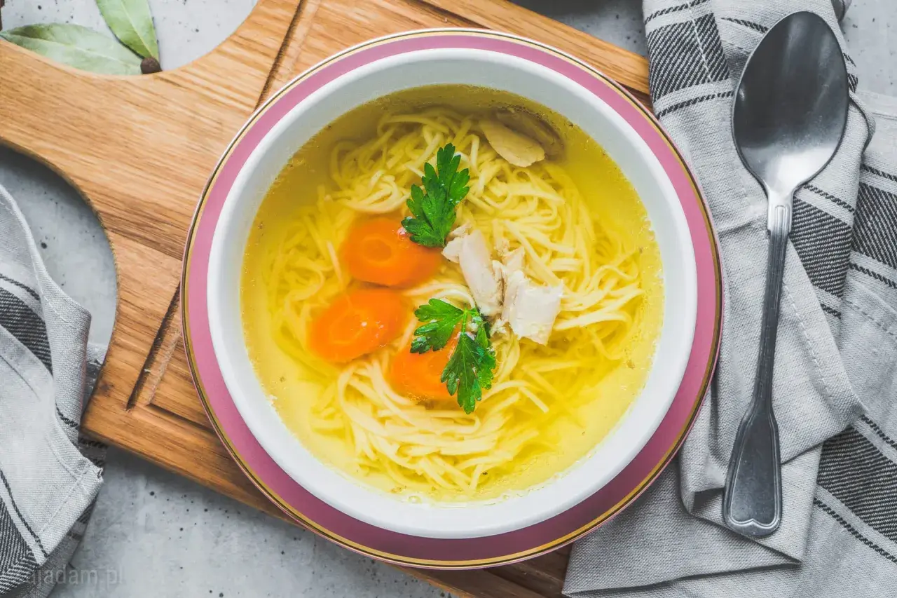 Aromaticzny rosół z makaronem, marchewką i kurczakiem. Idealny na chłodne dni, gdy zastanawiasz się, ile gotować rosół.