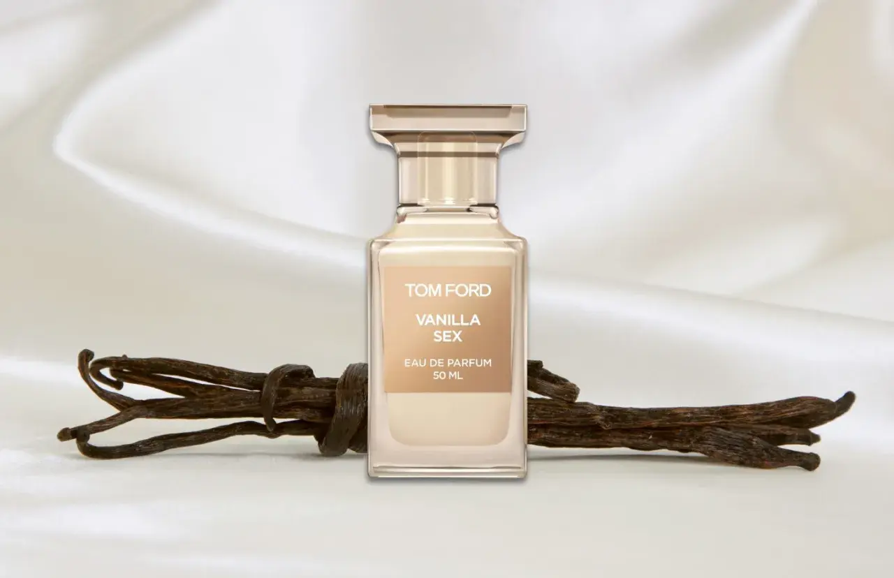Flakon perfum Tom Ford Vanilla Sex na tle jedwabiu, obok lasek wanilii.