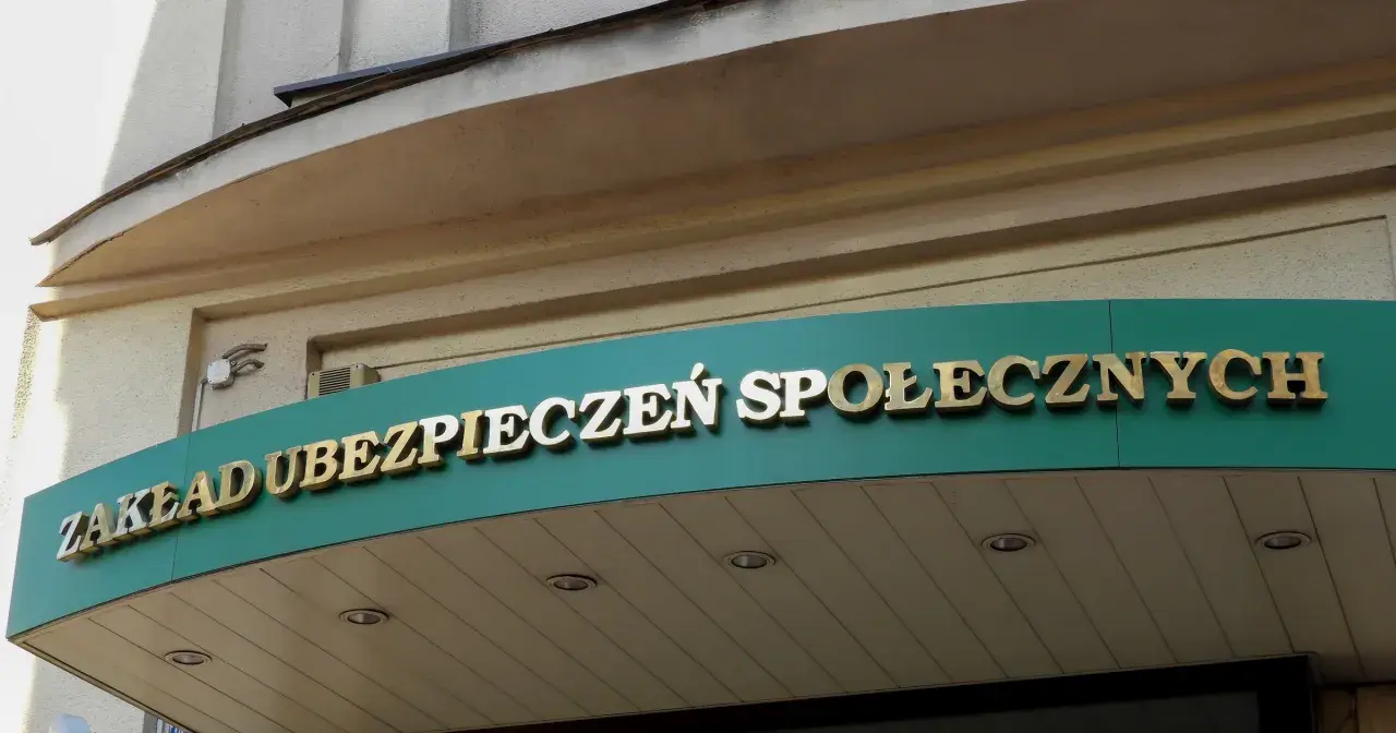 Złoty napis "ZAKŁAD UBEZPIECZEŃ SPOŁECZNYCH" na zielonym tle.