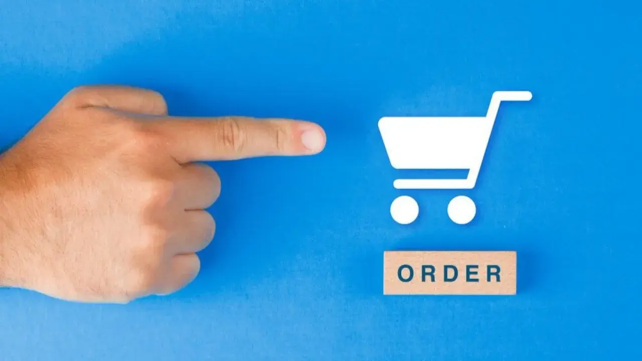 Palec wskazuje na ikonę koszyka, obok której znajduje się napis "ORDER". To symbol, gdzie jest numer zamówienia na paczce.