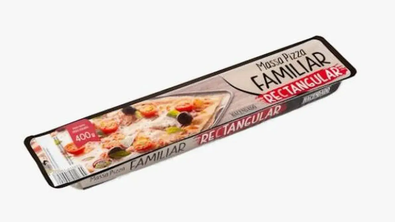 Masa de pizza familiar rectangular de Mercadona, lista para hornear. Perfecta para una cena rápida.
