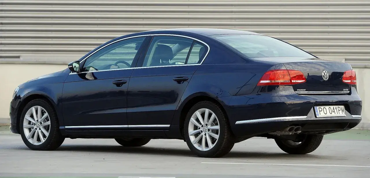 Ciemnoniebieski Passat B7 z silnikiem 2.0 TDI. Zastanawiasz się, jaki silnik wybrać do swojego Passata B7?