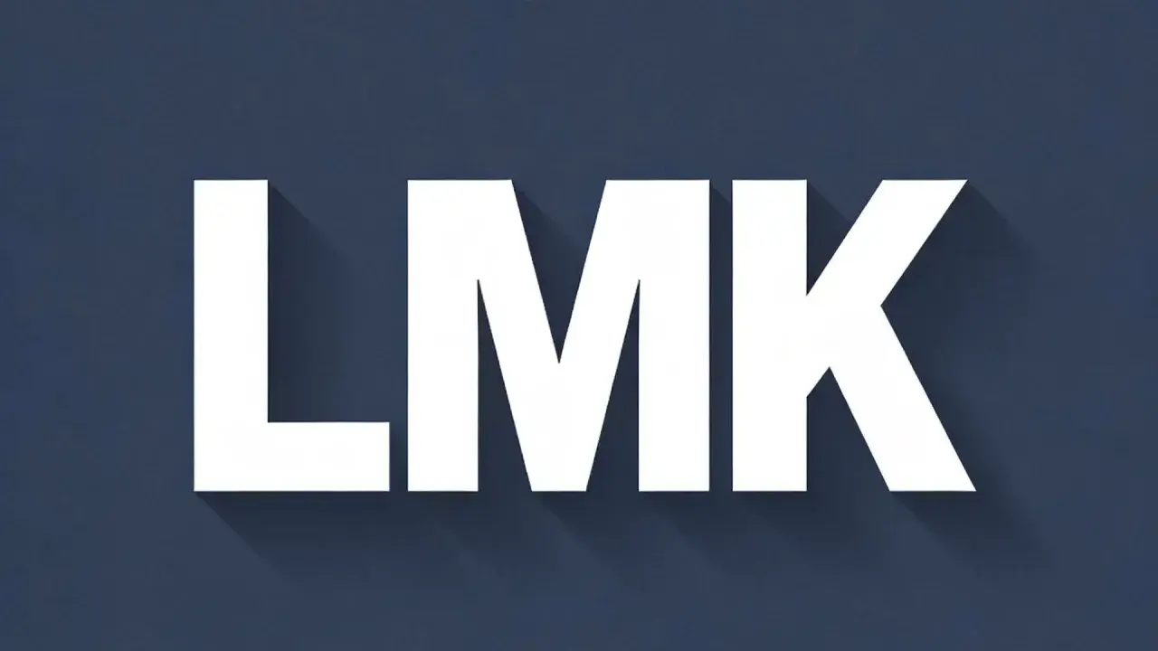 Letras blancas "LMK" con sombra sobre fondo azul oscuro. ¿Buscas el lmk significado?