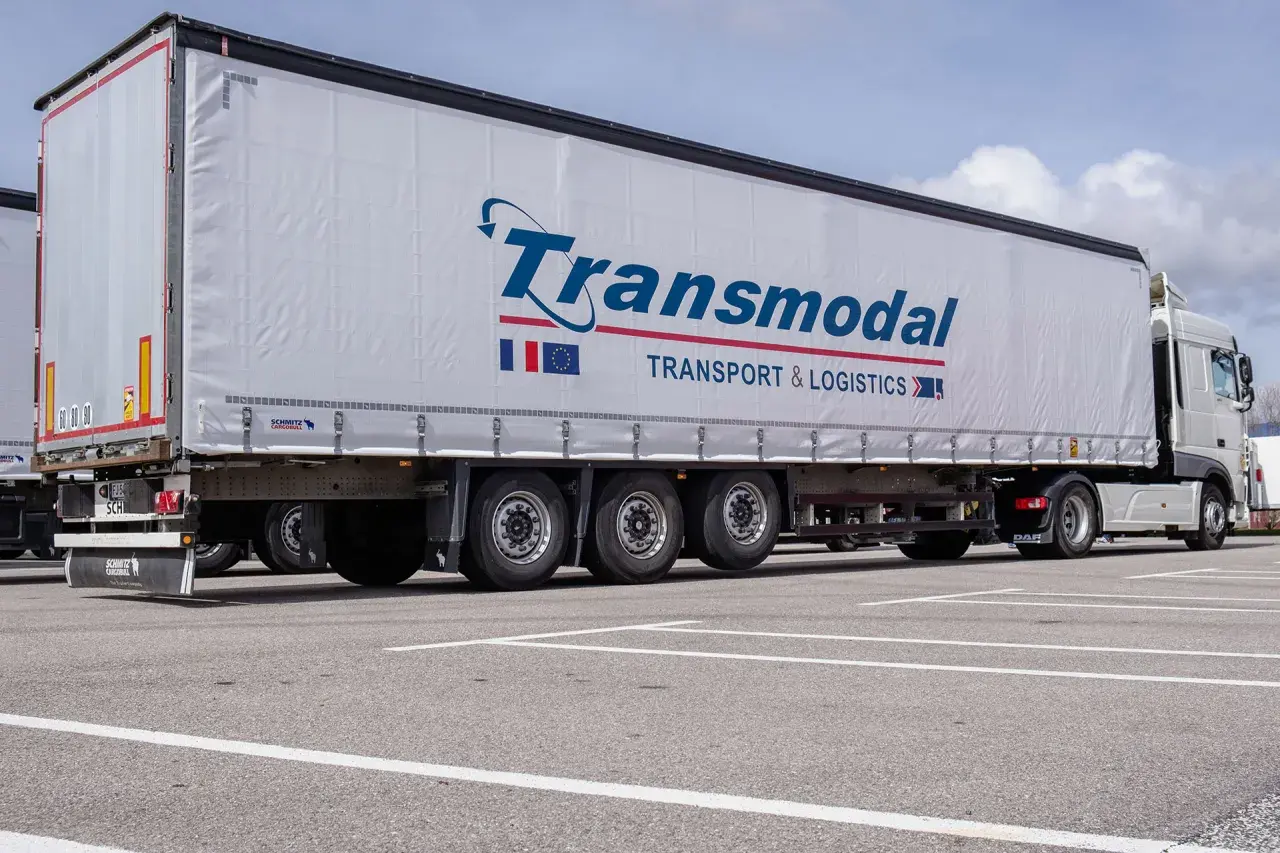 Semi-remorque Transmodal Transport & Logistics. La hauteur intérieure de la semi-remorque est optimisée pour le transport de marchandises.
