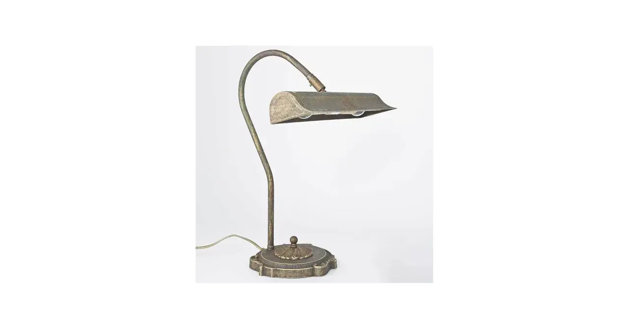 Lámpara de latón con cuello curvo y pantalla rectangular, ideal para iluminar tu escritorio.