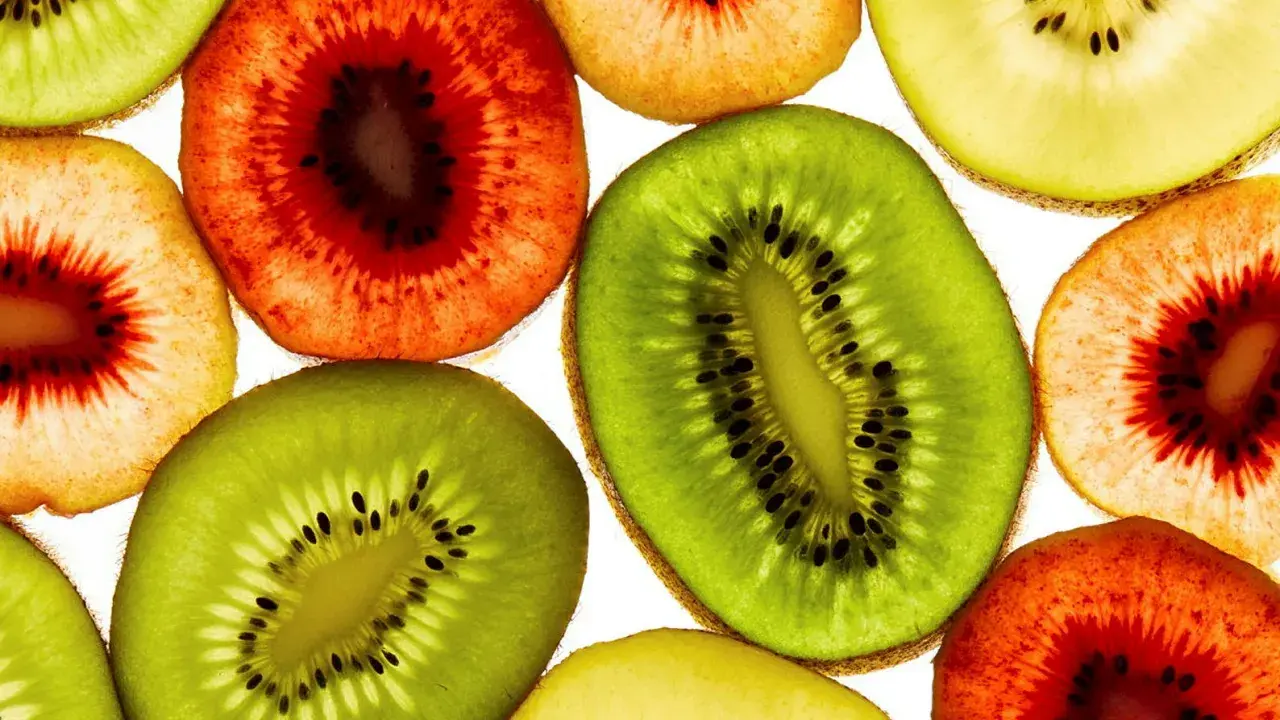 Skivor av kiwi, både gröna och rödaktiga, lyser upp. En påminnelse om att kiwi nyttigt och gott!