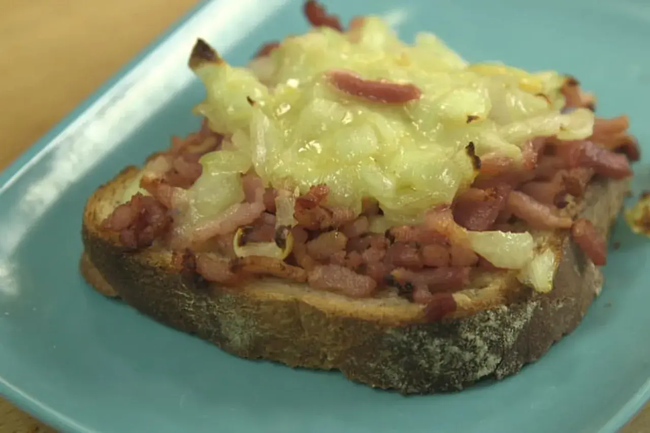 Bruschetta gourmande avec lardons et fromage fondu, une délicieuse bruschetta raclette.