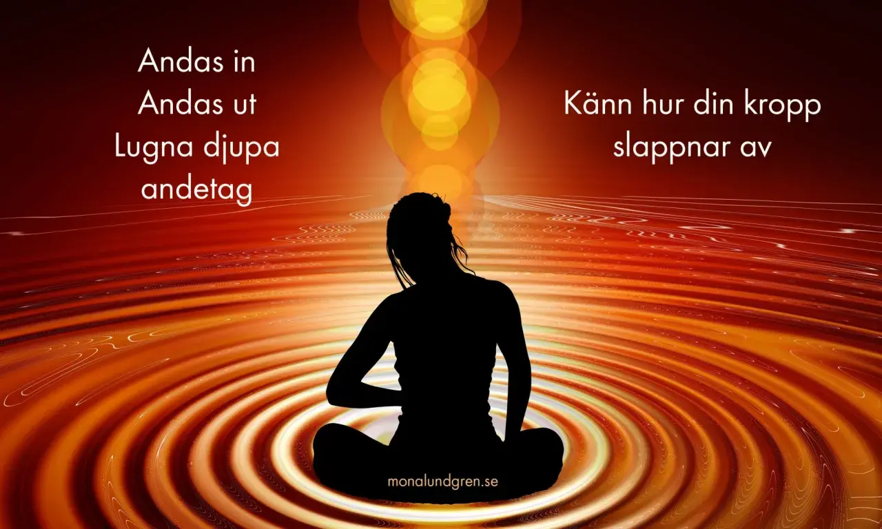 Silhuett av en person i meditationsställning, omgiven av varma, virvlande färger. Texten uppmanar till medveten andning för att lugna kroppen.