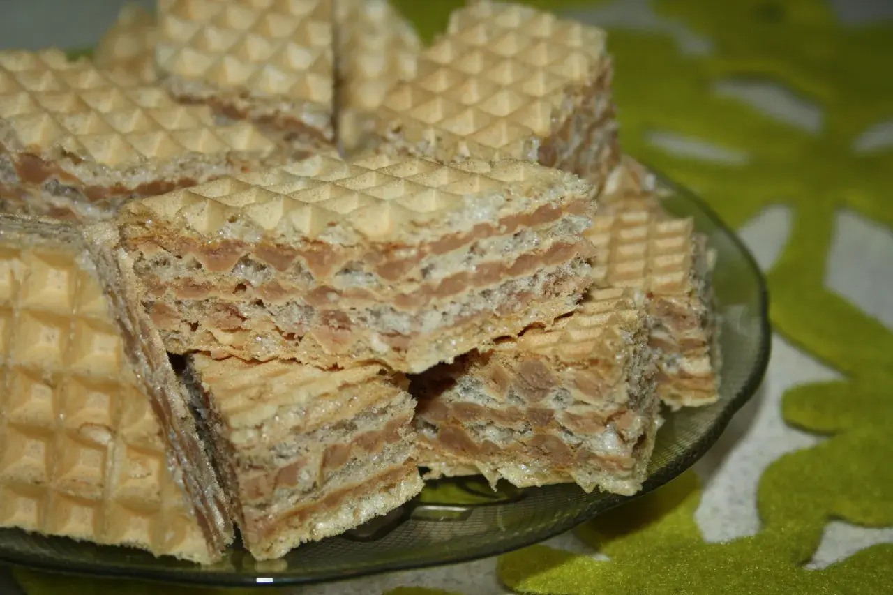 Słodkie wafle z kremem mlecznym, idealne na szybki przepis na wafle z mlekiem w proszku.