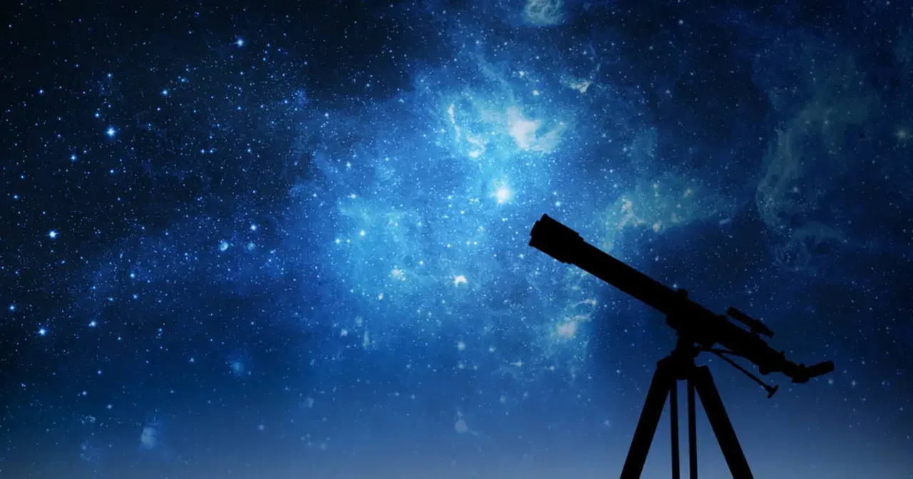 Teleskop skierowany na nocne niebo, pełne gwiazd i mgławic. Ile jest gwiazdozbiorów do odkrycia?