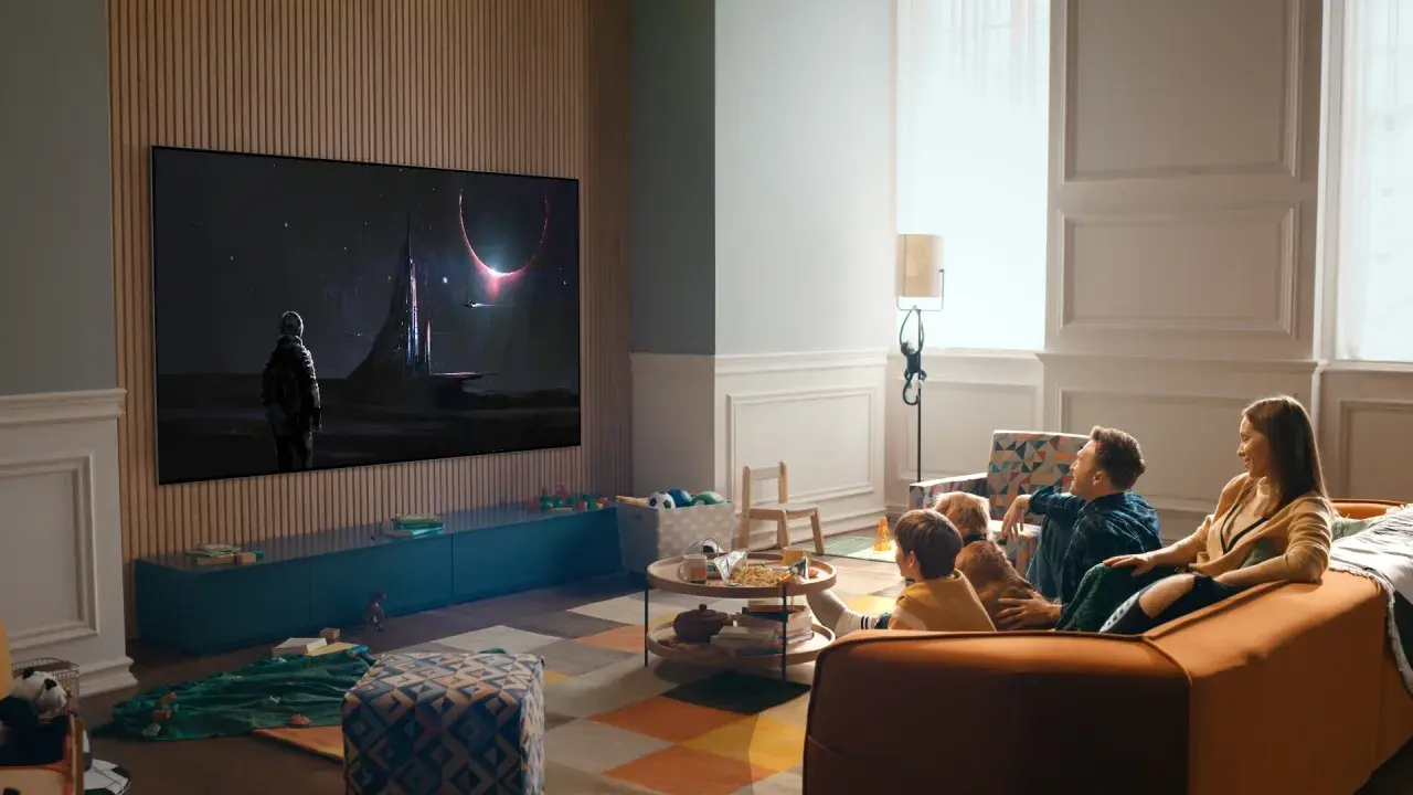 Familj tittar på en rymdfilm på TV:n, sittandes bekvämt i soffan. Avstånd tv soffa är perfekt för en mysig hemmakväll.