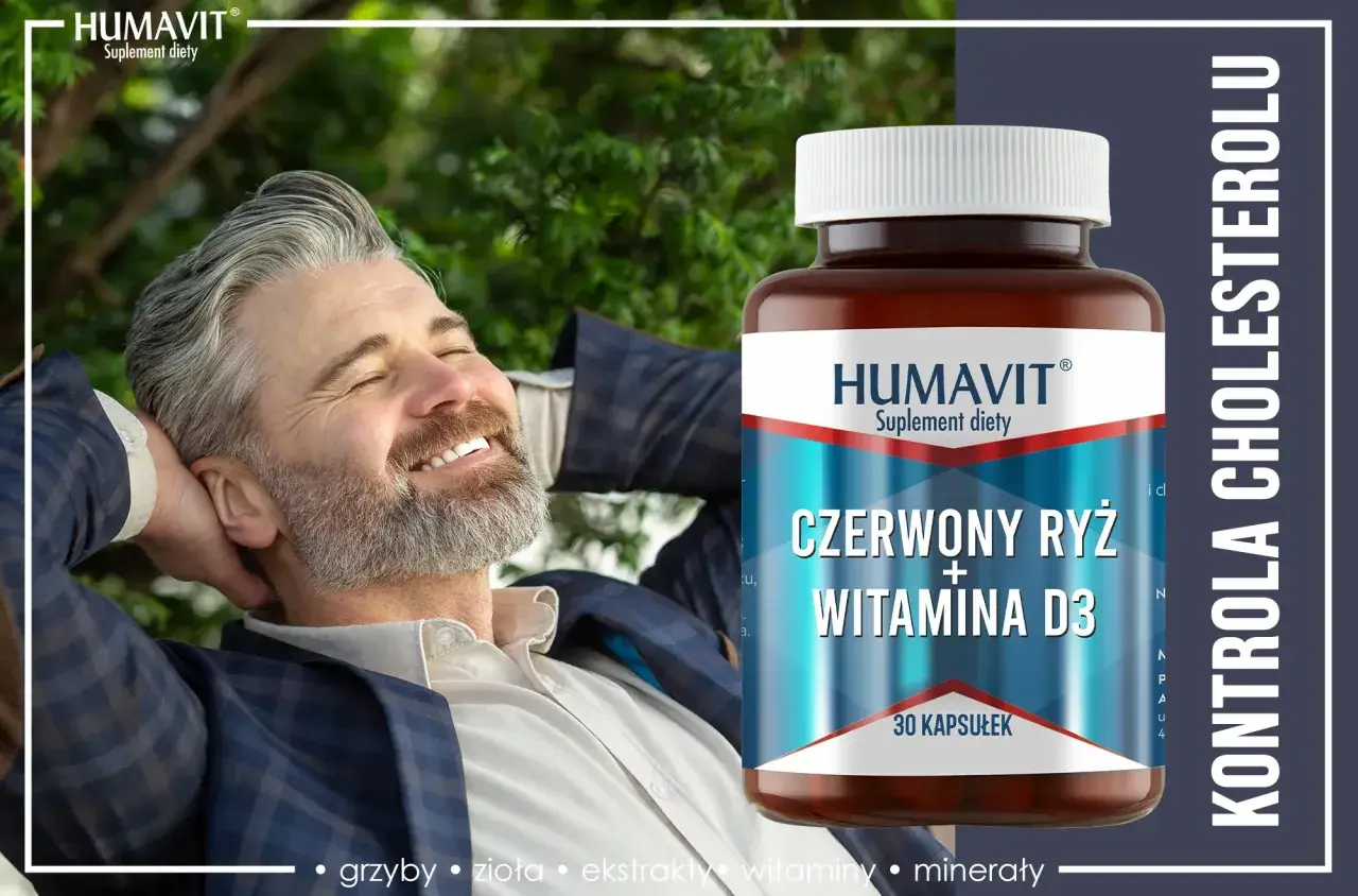 Szczęśliwy mężczyzna zrelaksowany na łonie natury, obok butelka suplementu diety z wyciągiem z czerwonego ryżu i witaminą D3.