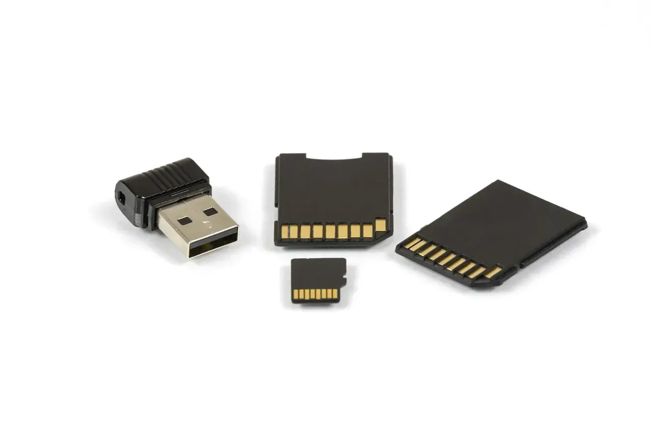 Speicherkarten und USB-Stick: Lösungen, um den **MacBook Speicher erweitern** und Platz schaffen.