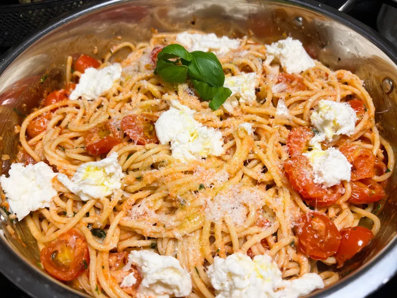En härlig portion pasta pomodoro med körsbärstomater, krämig ricotta och färsk basilika.