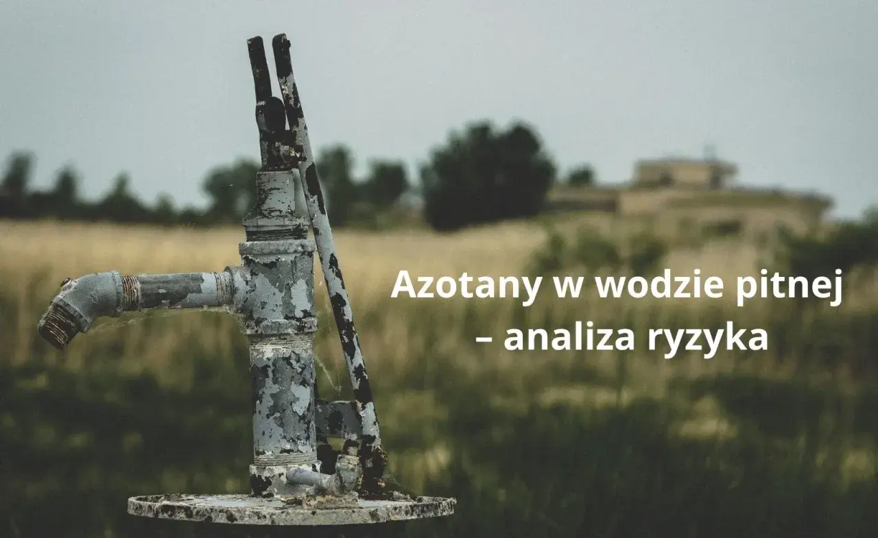 Stara pompa wodna na tle pól. Tekst: "Azotany w wodzie pitnej - analiza ryzyka".