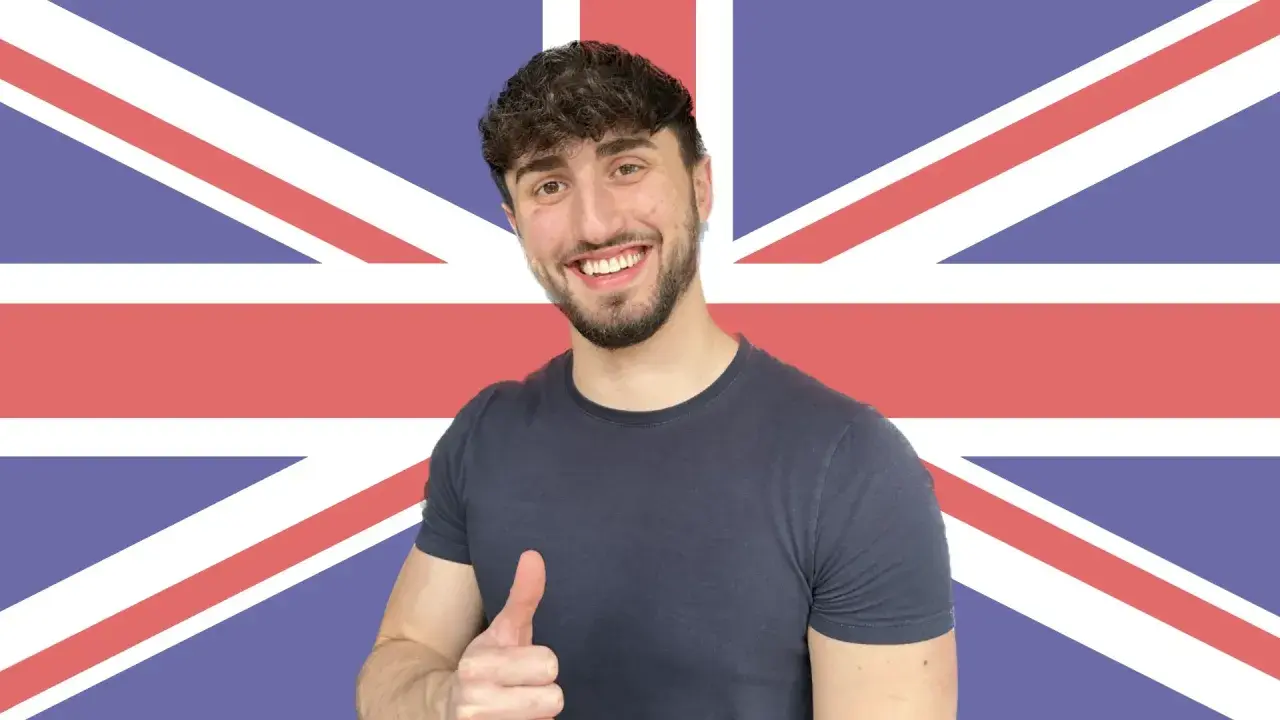 Giovane sorridente con pollice in su, sullo sfondo della Union Jack. Ha deciso di get phrasal verb per imparare l'inglese.