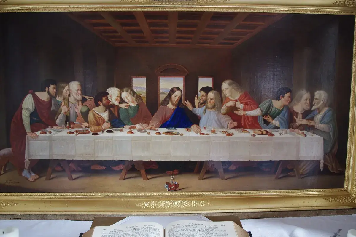Das Abendmahl Bild Original: Jesus und seine Jünger sitzen an einer langen Tafel. Die Szene ist dramatisch und emotional.