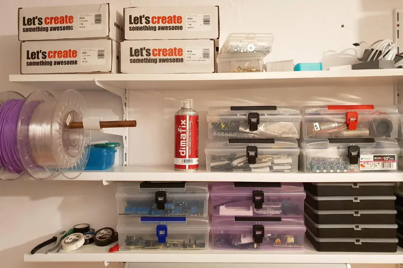 Półki z materiałami do druku 3D i elektroniką, idealne do organizacji piwnicy. Jak zrobić regał do piwnicy? Tu znajdziesz inspiracje.