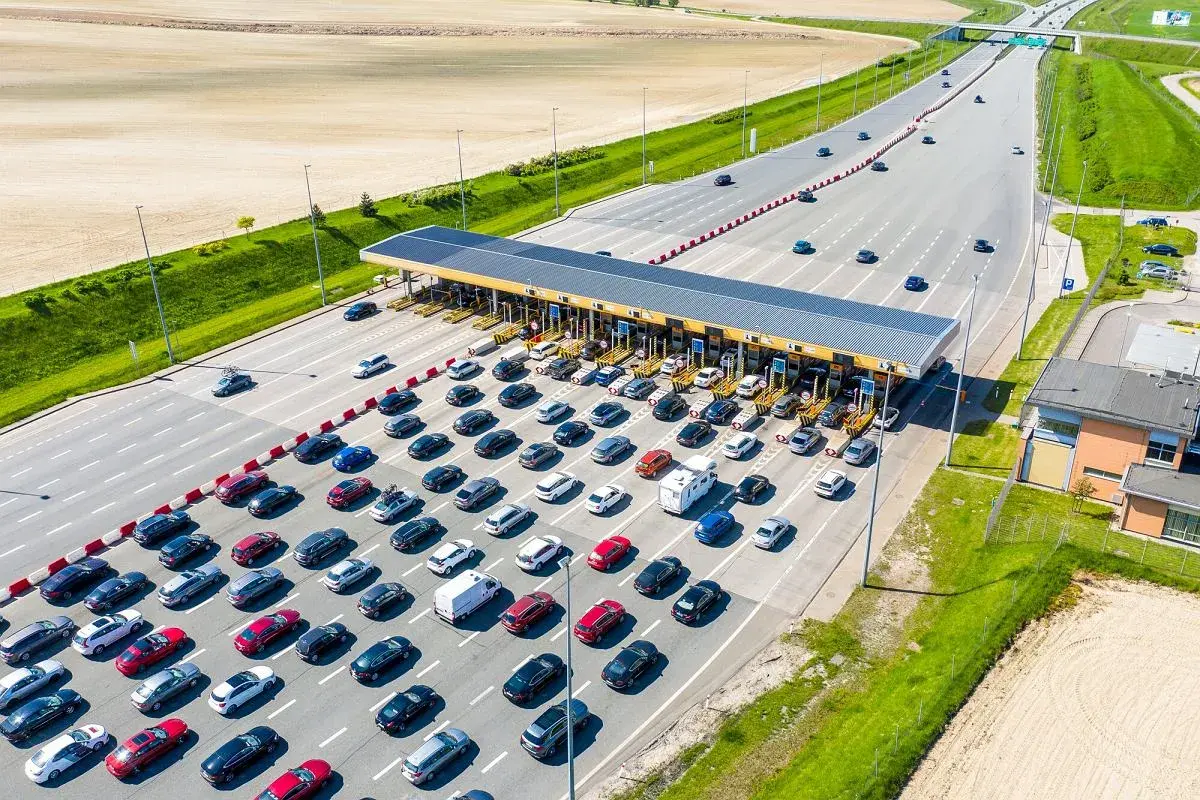Korki na autostradzie. Czy na bramkach można płacić gotówką? Długi rząd samochodów czeka na przejazd przez punkt poboru opłat.