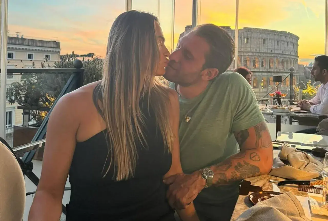 Aryna Sabalenka z partnerem w Rzymie, z Koloseum w tle podczas romantycznej kolacji.