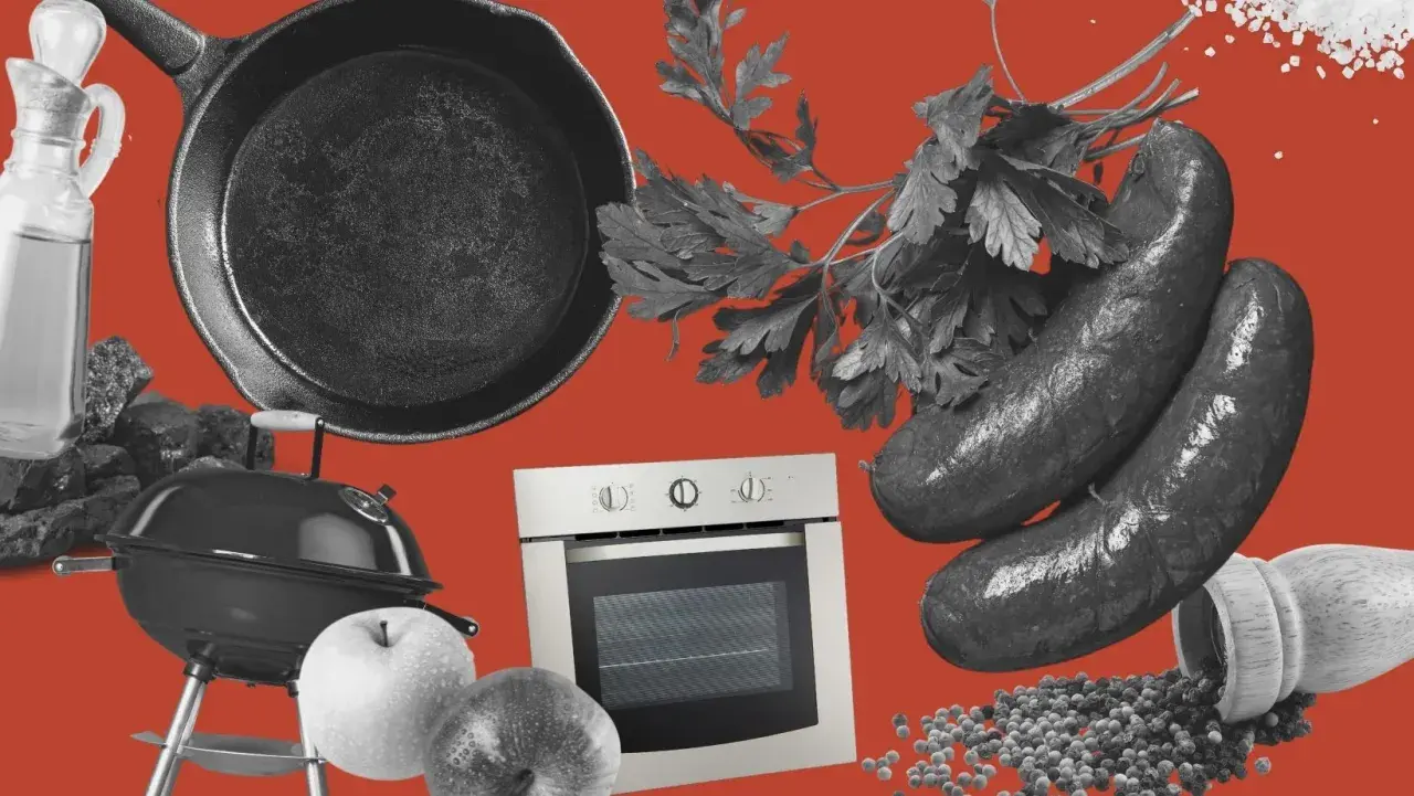 Préparation pour la cuisson du boudin noir : poêle, four, barbecue, herbes, épices et pommes.