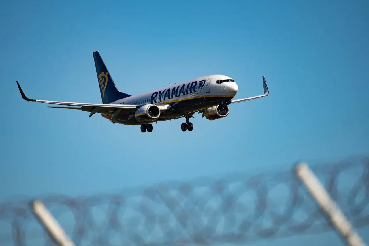 Boeing 737 Ryanair zbliża się do lądowania. Zastanawiasz się, ile pali taki samolot?
