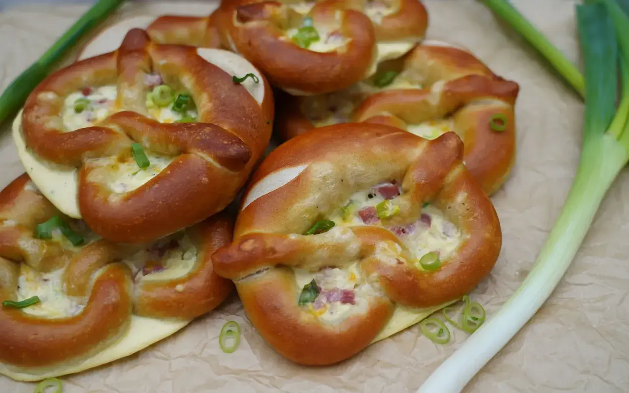Gefüllte Brezeln mit Schinken und Lauch, perfekt als kalte Snacks zum Vorbereiten am Vortag.