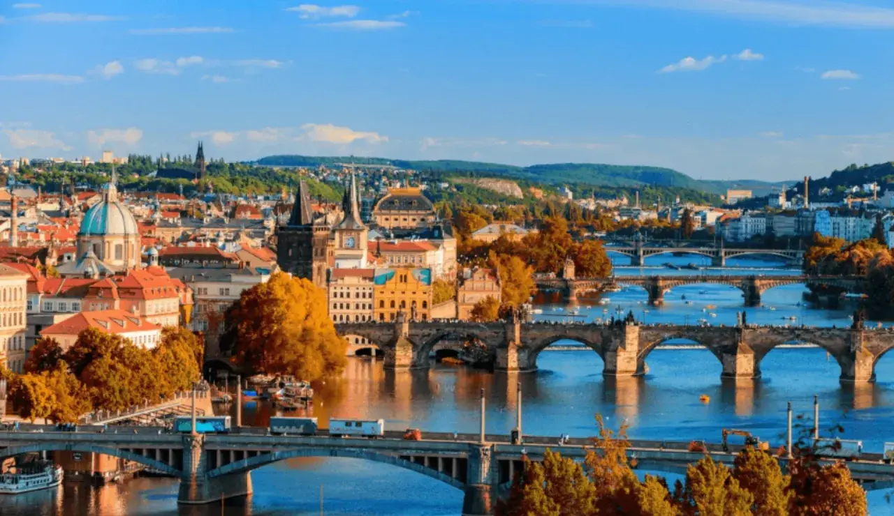 Prag: malerische Altstadt mit vielen Brücken über die Moldau, ein Ort für Geheimtipps und unvergessliche Ausblicke.
