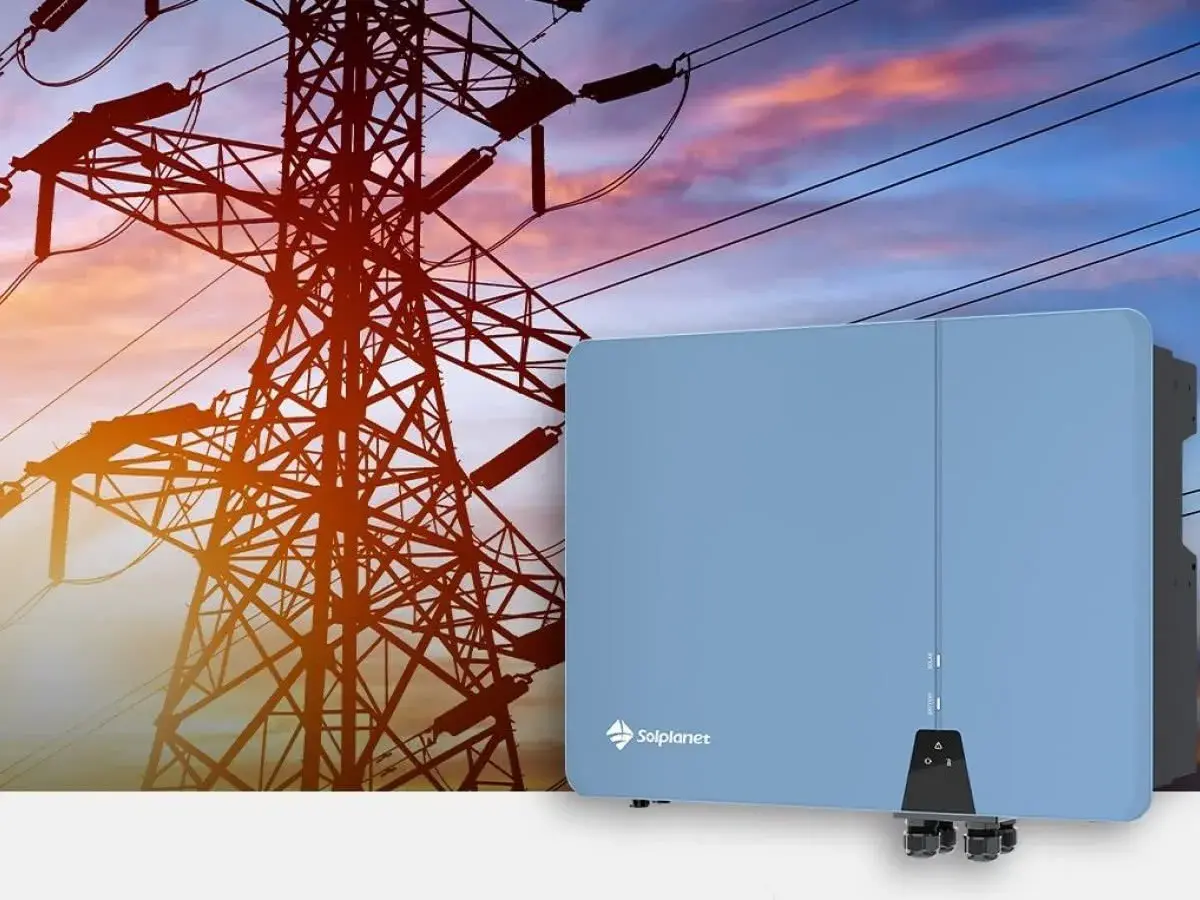 Niebieski falownik Solplanet na tle linii energetycznych. Dowiedz się, jak dobrać falownik do swojej instalacji fotowoltaicznej.