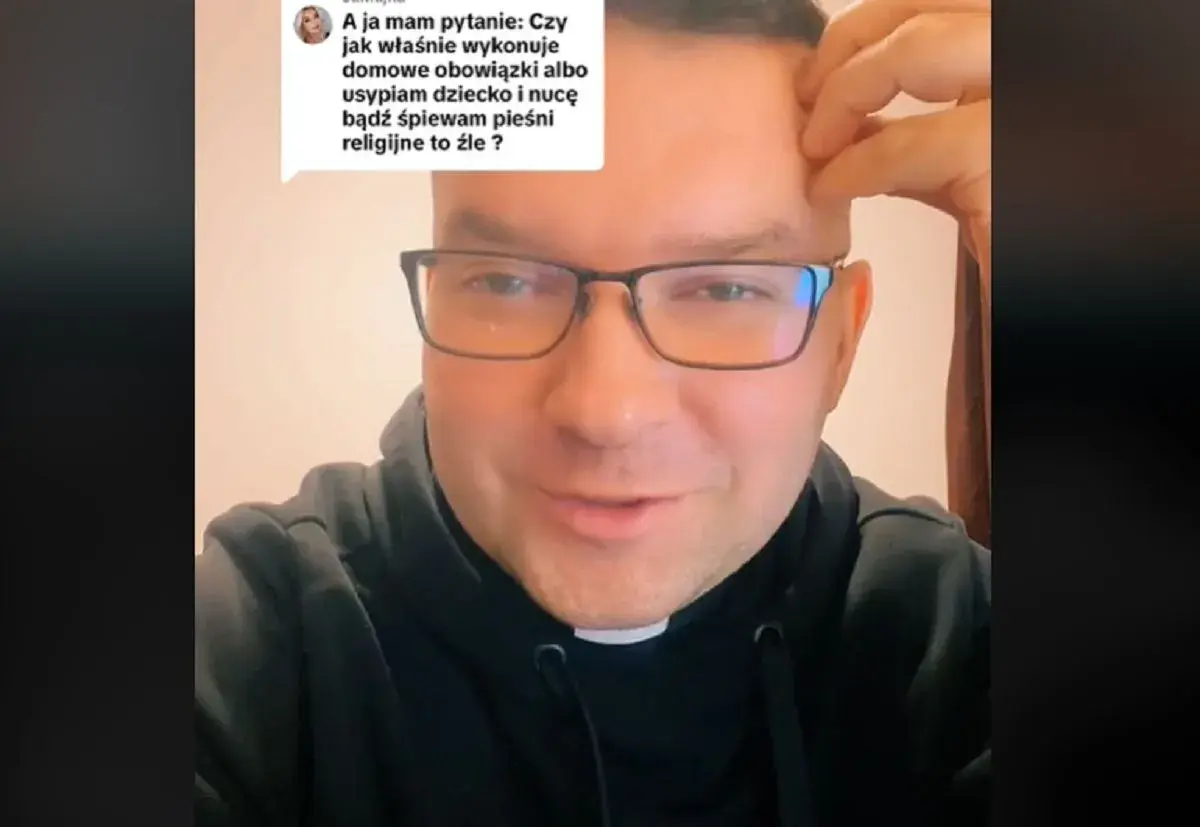 Ksiądz w okularach odpowiada na pytanie o śpiewanie pieśni religijnych podczas wykonywania domowych obowiązków lub usypiania dziecka.
