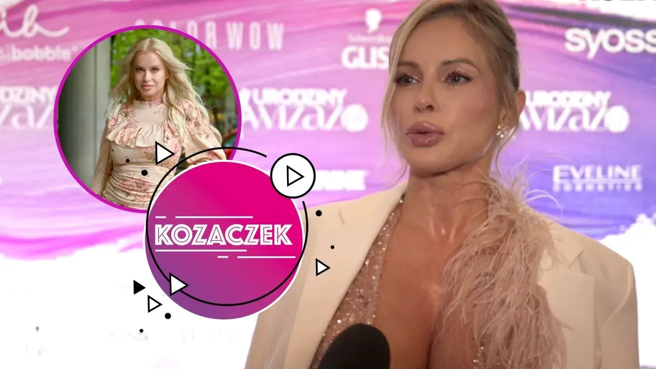 Kobieta z blond włosami w beżowej marynarce i sukience w kwiaty, obok okrągły element z napisem KOZACZEK.